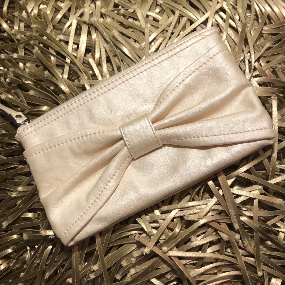 Elle winter white leather wristlet